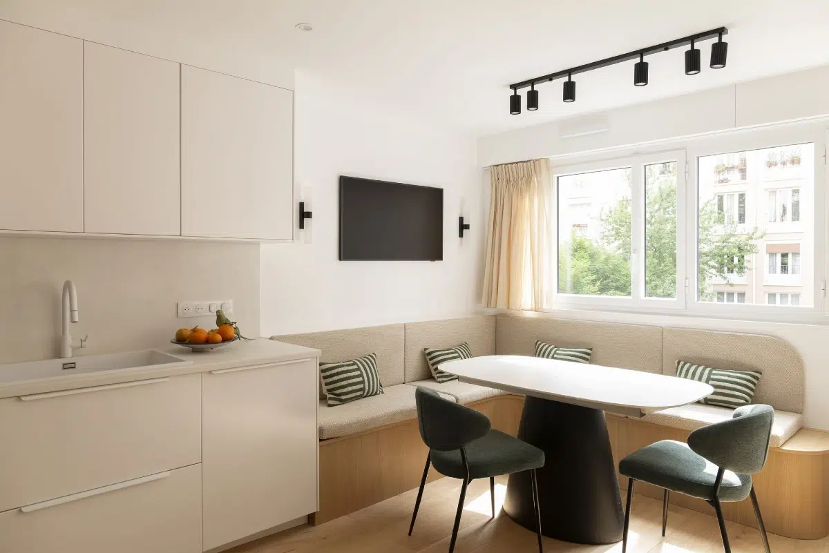 Studio de 20 m² aménagé par un architecte d'intérieur à Paris avec verrière séparant le coin nuit