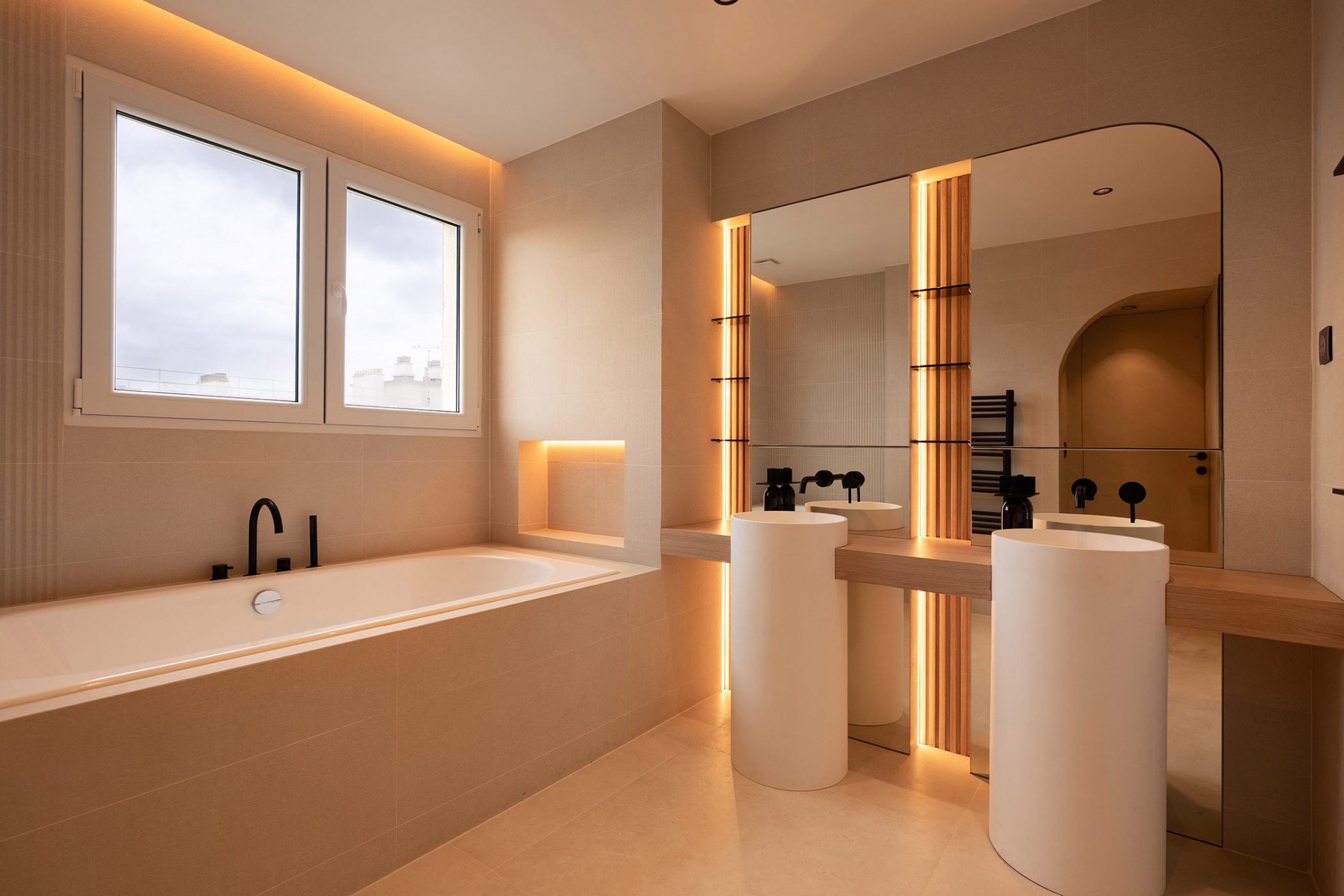 Salle de bain haut de gamme sur-mesure de l'appartement Henri Martin après rénovation clé en main par Ameo Concept à Paris 16ᵉ