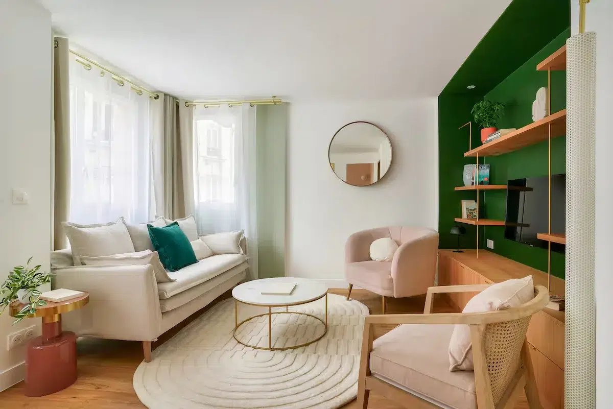 Appartement Airbnb parisien rénové clé en main par Ameo Concept, aménagement premium pour location saisonnière haut de gamme