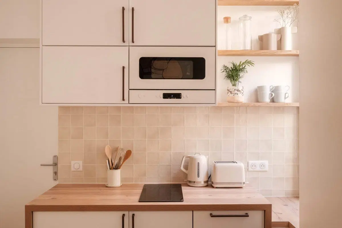 Cuisine ouverte et rangements sur-mesure dans un petit appartement parisien aménagé par Ameo Concept, architecte d'intérieur maître d'œuvre
