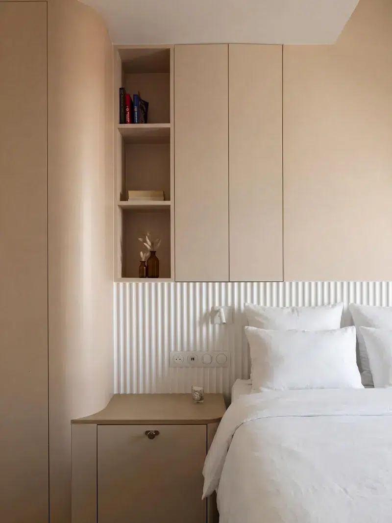 Chambre aux tons clairs avec tête de lit et rangements sur mesure, projet Bruxelles