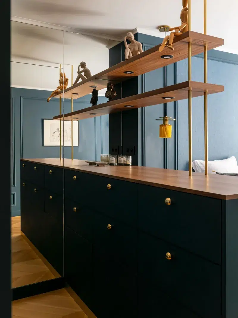 Cuisine bleu nuit avec plan en bois et étagères en laiton, projet Charles Fillon à Paris 17e
